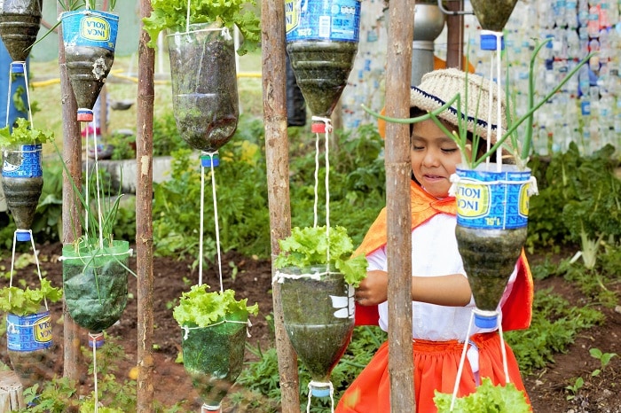  Apurimacin yksi alue, Chincheros, on kunnostautunut ympäristökasvatuksessa. Kuvassa noin 5-vuotias tyttö näyttää, kuinka on oppinut päiväkodin puutarhassa hoitamaan kasveja ja tunnistamaan ne. Päiväkodissa kaikki materiaali on kierrätetty. Kuva: Neliño